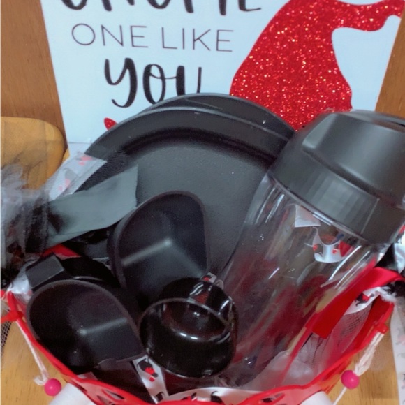 Valentines Tupperware Bucket - Picture 3 of 3